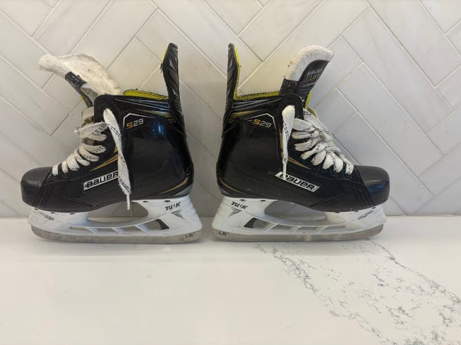 2018 Bauer Supreme S29 Hockey Skates Regular Width Size 3 (Used)