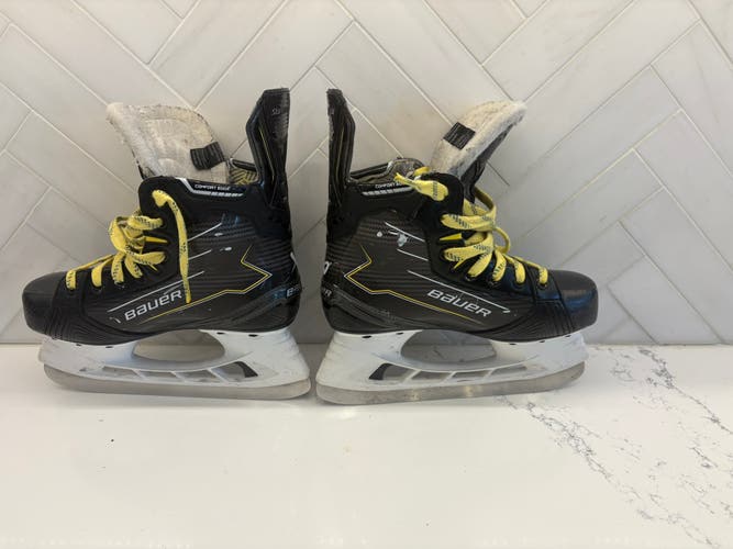 2024 Bauer Supreme M40 Hockey Skates Regular Width Size 3.5 (Used)