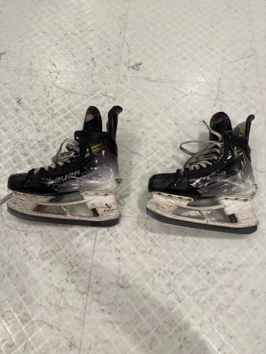 Black/Gray 2023 Bauer Vapor Hyperlite 2 Hockey Skates Regular Width 6.5 (Used)