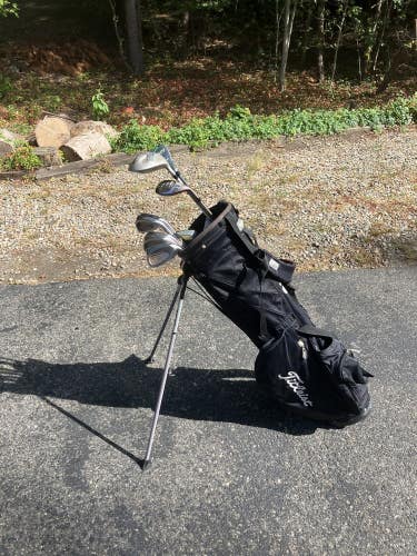Ladies Complete Golf Club Set & Titleist Bag, Right Handed, Good Condition