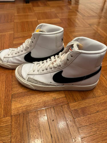 White Unisex Size M 6.0 (W 7.0) Adult Nike Blazer Shoes (Used)