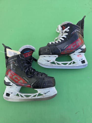 Intermediate CCM JetSpeed FT680 Hockey Skates Regular Width Size 4