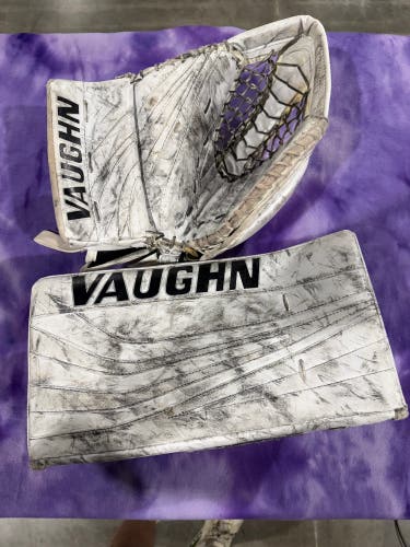 White Senior Vaughn Ventus SLR Pro Carbon Goalie Gloves & Blockers Regular (Used)