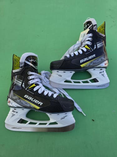 Junior Bauer Vapor X4 Hockey Skates Regular Width Size 2.5