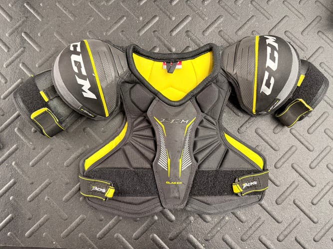 Medium Junior CCM Tacks Classic Shoulder Pads (Used)