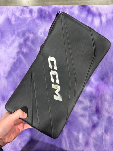 Black Senior CCM EFlex 6.9 Goalie Gloves & Blockers Regular (Used)