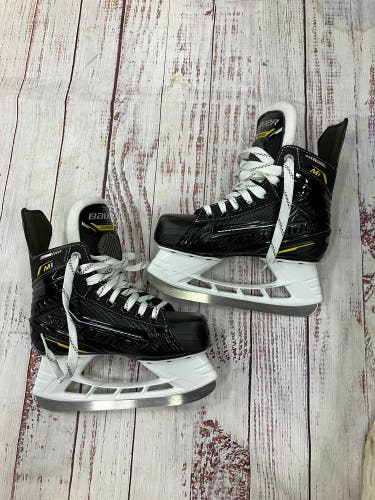 Junior Bauer Supreme M1 Hockey Skates Regular Width Size 1.5 (New)
