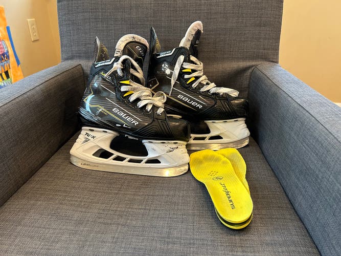 2024 Bauer Supreme M40 Hockey Skates Size 1.5 EE (Used)