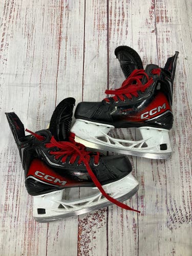 Intermediate CCM JetSpeed FT870 Hockey Skates Regular Width Size 4 (Used)