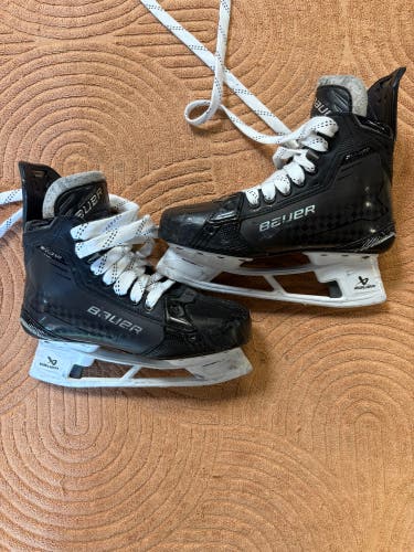 Intermediate Bauer Supreme Shadow Hockey Skates Size 5.5 (Used)