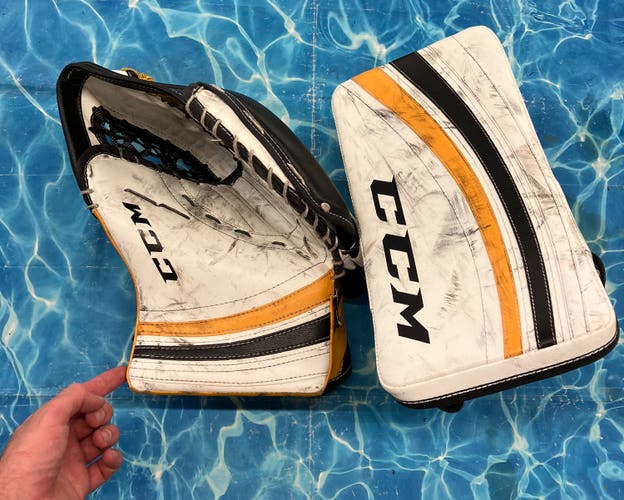 Senior CCM Extreme Flex 500 Goalie Gloves & Blockers Regular (Used)