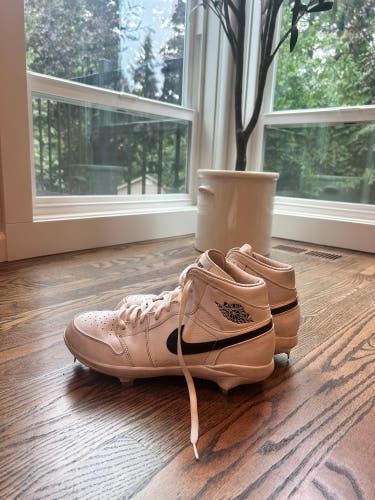 White Men's Size M 10.5 (W 11.5) Youth Air Jordan High Top Metal (Used)