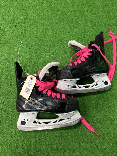 Junior CCM JetSpeed FT675 Hockey Skates Regular Width Size 2.5 (Used)
