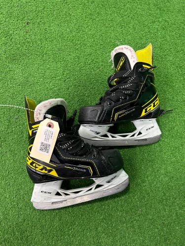 Youth CCM Super Tacks 9380 Hockey Skates Regular Width 11 (Used)