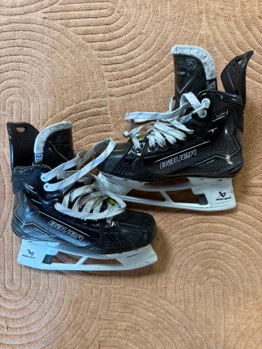 Junior Bauer Supreme M50 Pro Hockey Skates Regular Width Size 2.5 (Used)