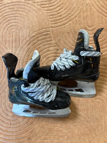 Junior Bauer Supreme M5 Pro Hockey Skates Regular Width Size 1.5 (Used)