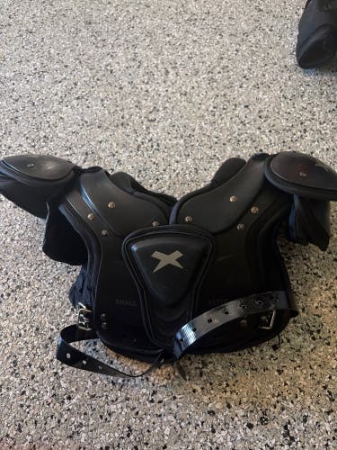Small Youth Xenith Flyte Shoulder Pads (Used)
