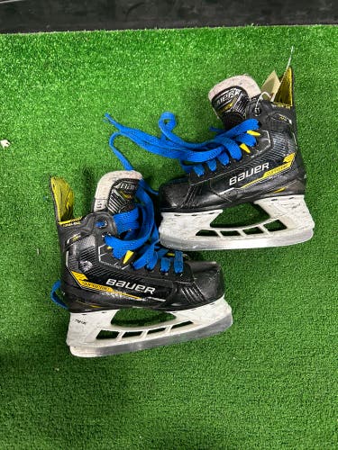 Youth Bauer Supreme M4 Hockey Skates Regular Width 11 (Used)