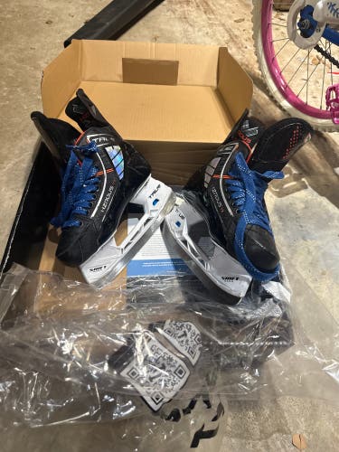 2023 True HZRDUS 7x Hockey Skates Regular Width Size 3.5 (Used)