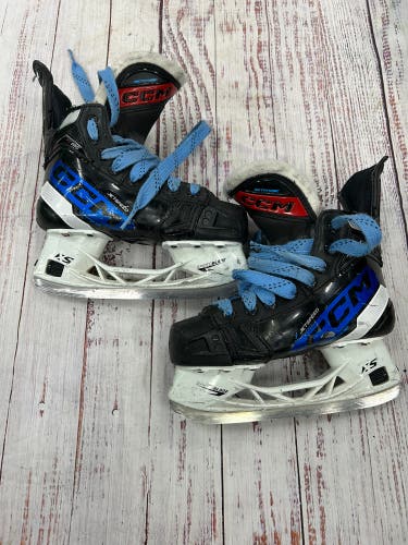 Junior CCM JetSpeed FT680 Hockey Skates Regular Width Size 1.5 (Used)