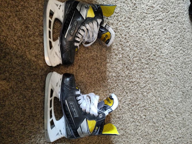 Black/White Bauer Supreme S37 Hockey Skates Regular Width Size 5 (Used)
