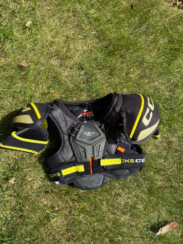 Medium Youth CCM Tacks AS-V Pro Shoulder Pads (Used)