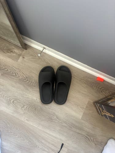 Black Unisex Size M 12.5 (W 13.5) Adult Adidas Yeezy Slide Shoes (Used)