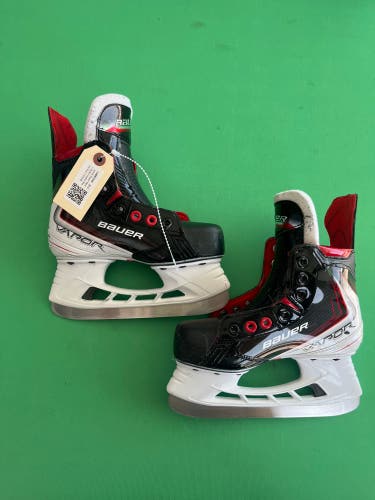 Junior Bauer Vapor Fly30 Hockey Skates Size 1 (Used)