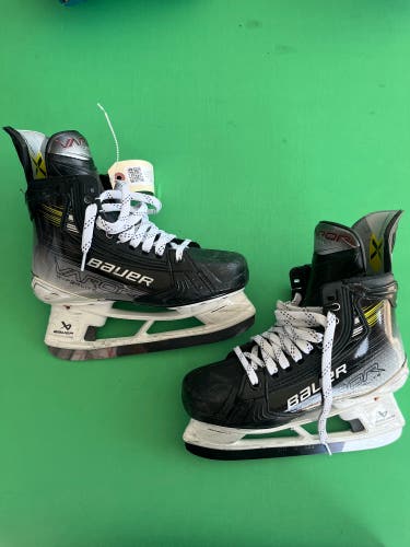 Intermediate Bauer Vapor Hyperlite Hockey Skates Size 4.5 (Used)