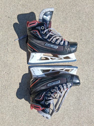 Bauer Vapor X900 Hockey Goalie Skates Regular Width Size 2.5 (Used)