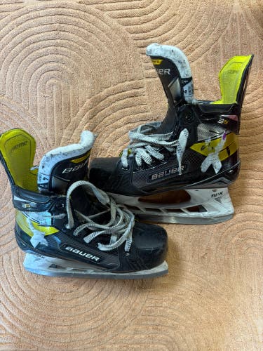 Intermediate Bauer Supreme 3S Hockey Skates Size 4 (Used)