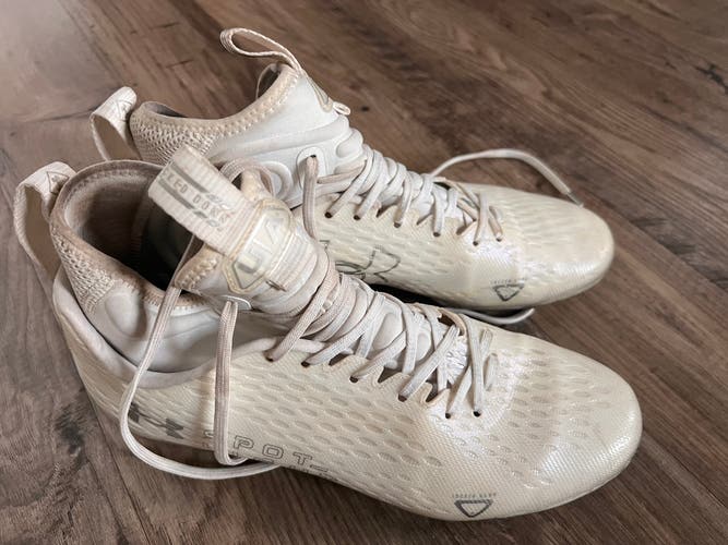 White Unisex Size M 9.5 (W 10.5) Adult Under Armour Spotlight Mid Top Molded Cleats (Used)