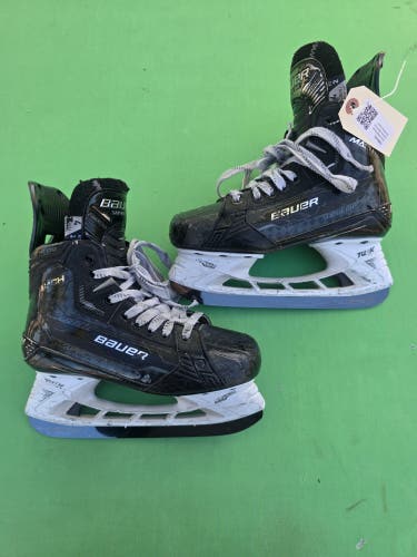 Intermediate Bauer Supreme Mach Hockey Skates Size 4