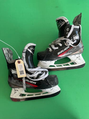 Intermediate Bauer Vapor X3 Hockey Skates Size 5.5 (Used)