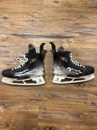 2023 Bauer Vapor Hyperlite 2 Hockey Skates Regular Width 9 (Used)