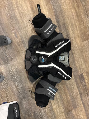 Medium Vaughn Velocity V9 Goalie Chest Protector (Used)