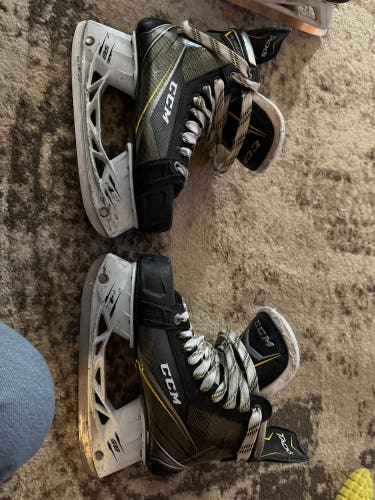 2020 CCM Super Tacks 9370 Hockey Skates Regular Width 7.5 (Used)