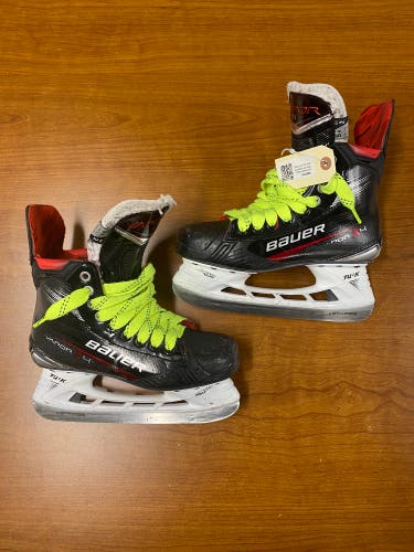 Intermediate Bauer Vapor X4 Hockey Skates Size 5.5 (Used)