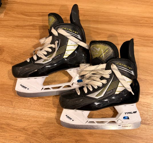 True Catalyst Hockey Skates Wide Width Size 6 (Used)