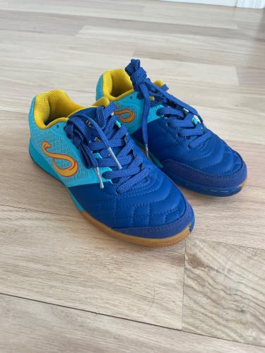 Size 1Y Kids SENDA Ushuaia Club 2.0 Indoor Soccer Futsal Shoes blue (Retail $60) GREAT condition!