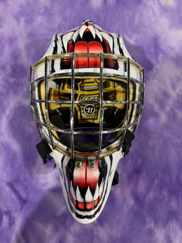 White Senior Warrior R/F1 Goalie Mask (Used)