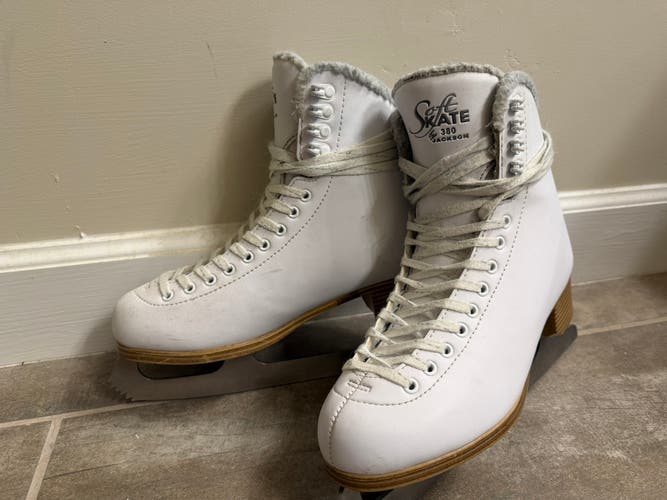 Jackson Ultima Soft Skate 380 Figure Skates B Adult 8 (Used)