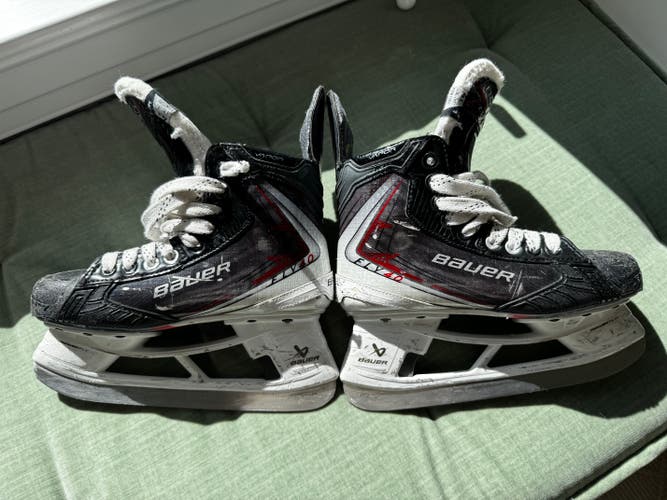 Bauer Vapor Fly40 Hockey Skates Regular Width Size 4.5 (Used)