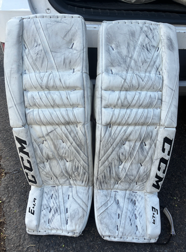 35" CCM Extreme Flex 4.9 Goalie Leg Pads (Used)