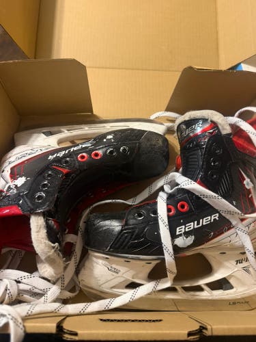 2025 Bauer Vapor Fly30 Hockey Skates Regular Width Size 2.5 (Used)