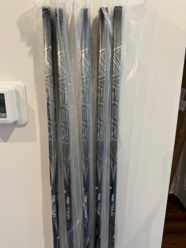 Senior Bauer Vapor Flylite Right Handed Hockey Stick P28 77 Flex (New)