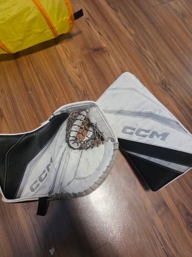 Used CCM EFlex 6.9 Regular blocker and glove