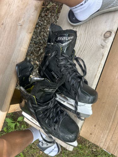 Black 2018 Bauer Supreme Matrix Hockey Skates Narrow Width Pro Stock 8 (Used)