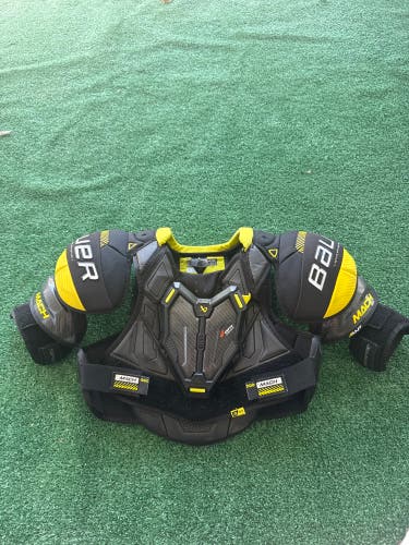 Medium Junior Bauer Supreme Mach Shoulder Pads (Used)