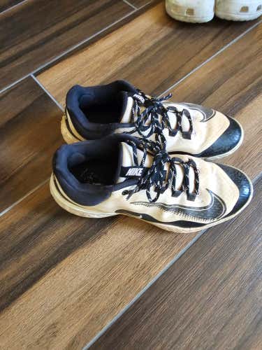White Men's Size M 7.0 (W 8.0) Adult Nike Low Top Metal (Used)